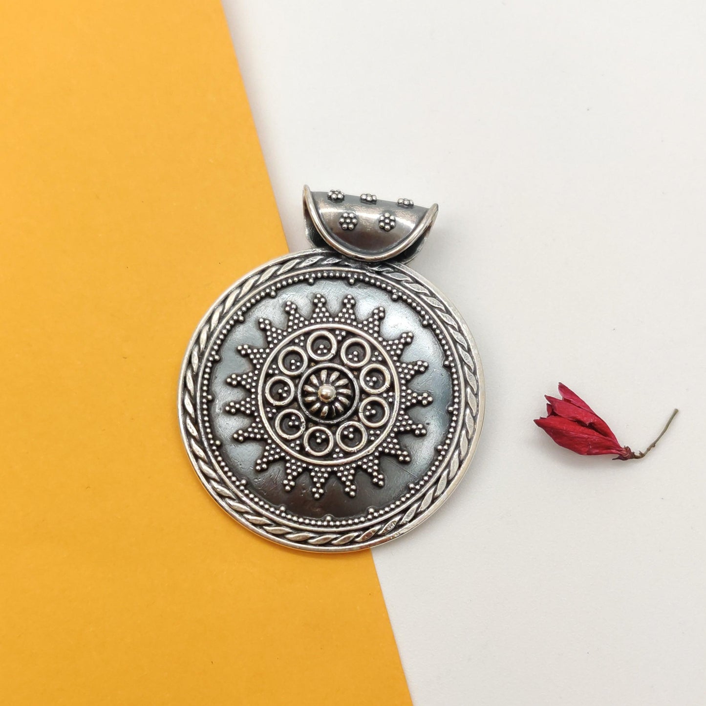 pendant necklace
