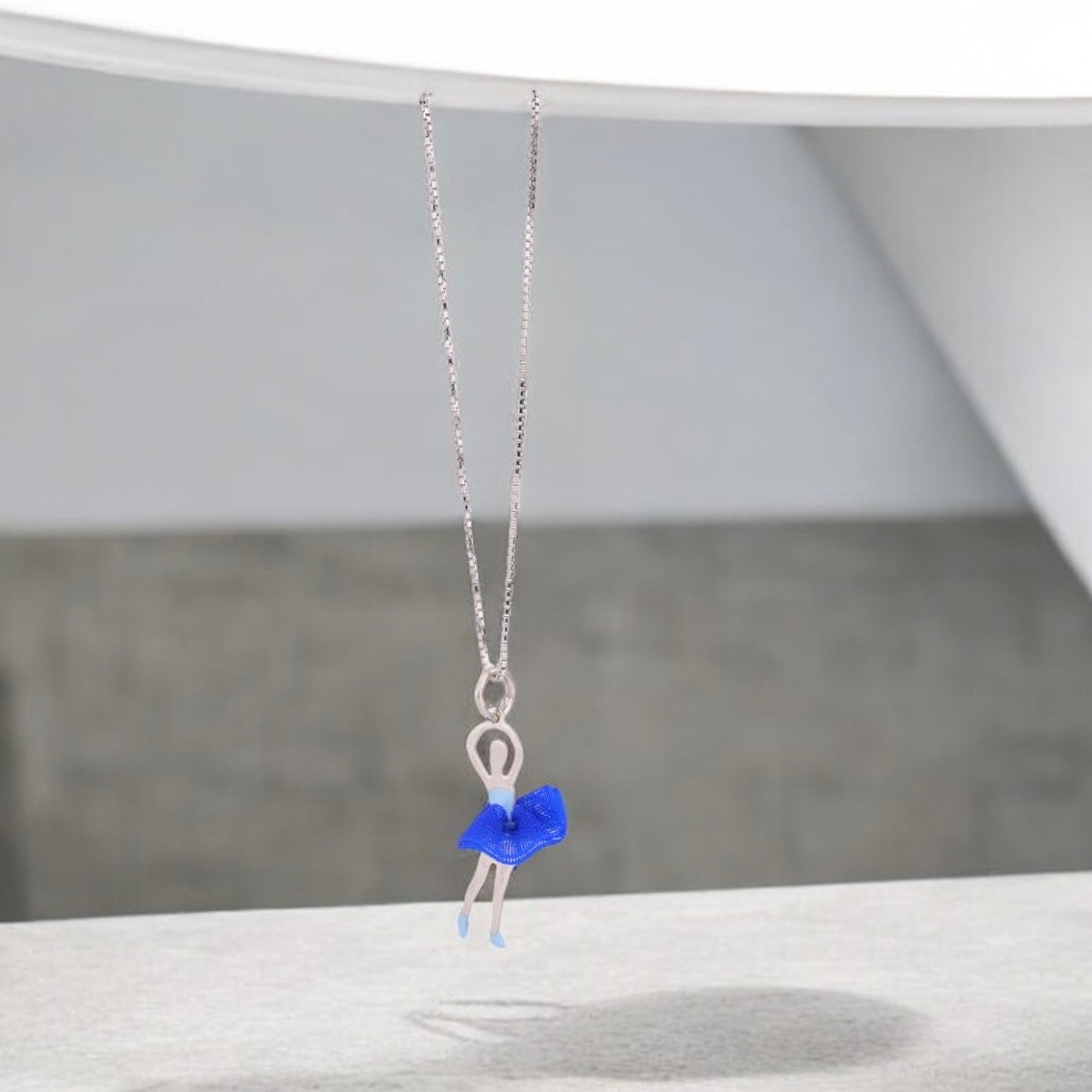 Elegant silver pendant necklace featuring a sleek, minimalist design, perfect for everyday wear."