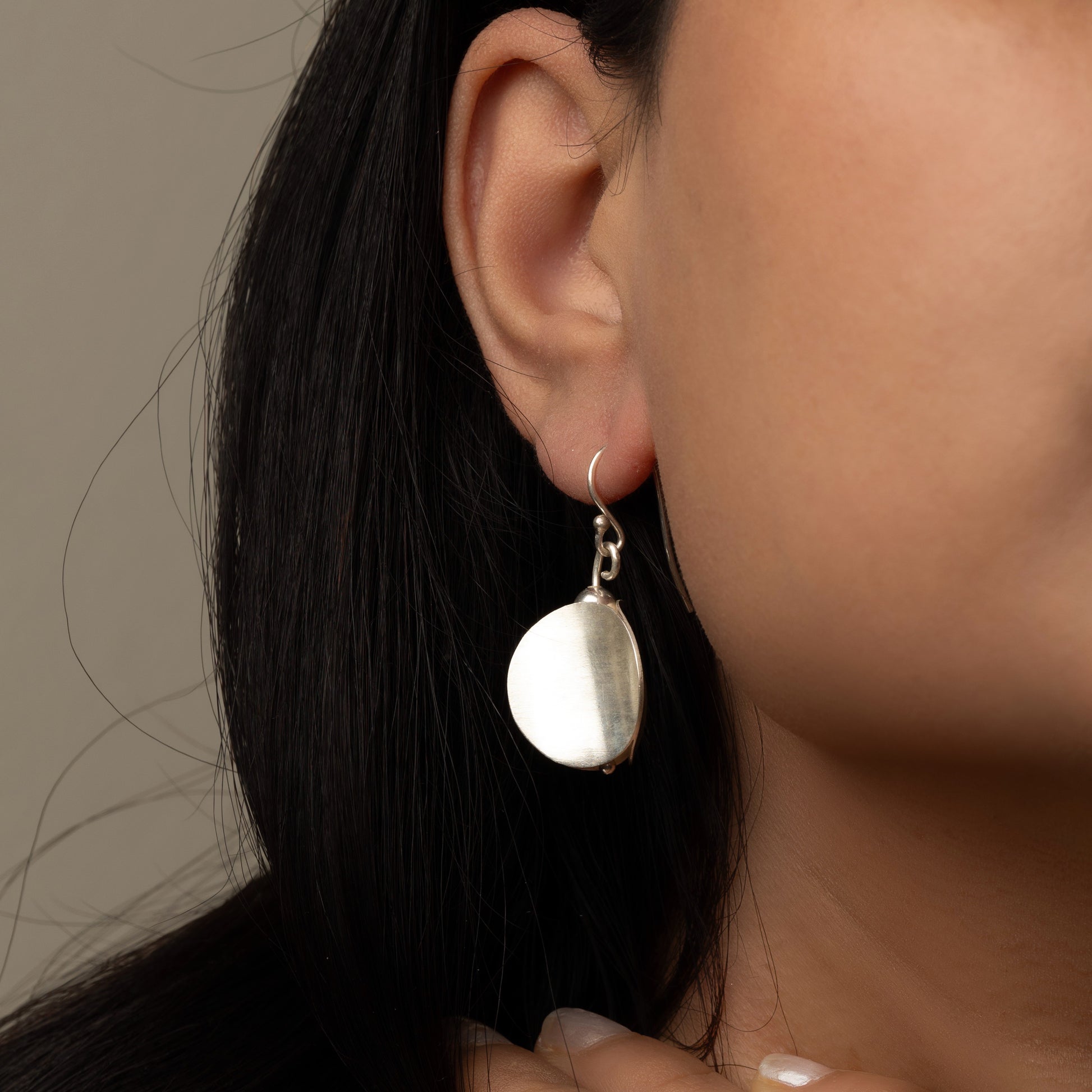 Lightweight silver earrings offering effortless elegance and comfort for daily wear.

