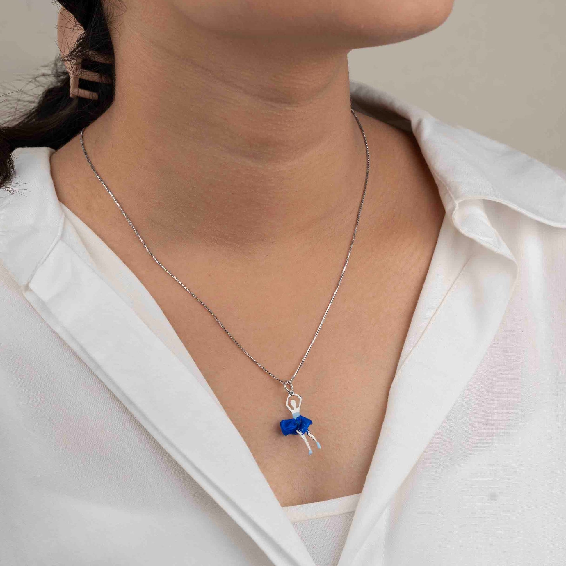 Elegant silver pendant necklace featuring a sleek, minimalist design, perfect for everyday wear."