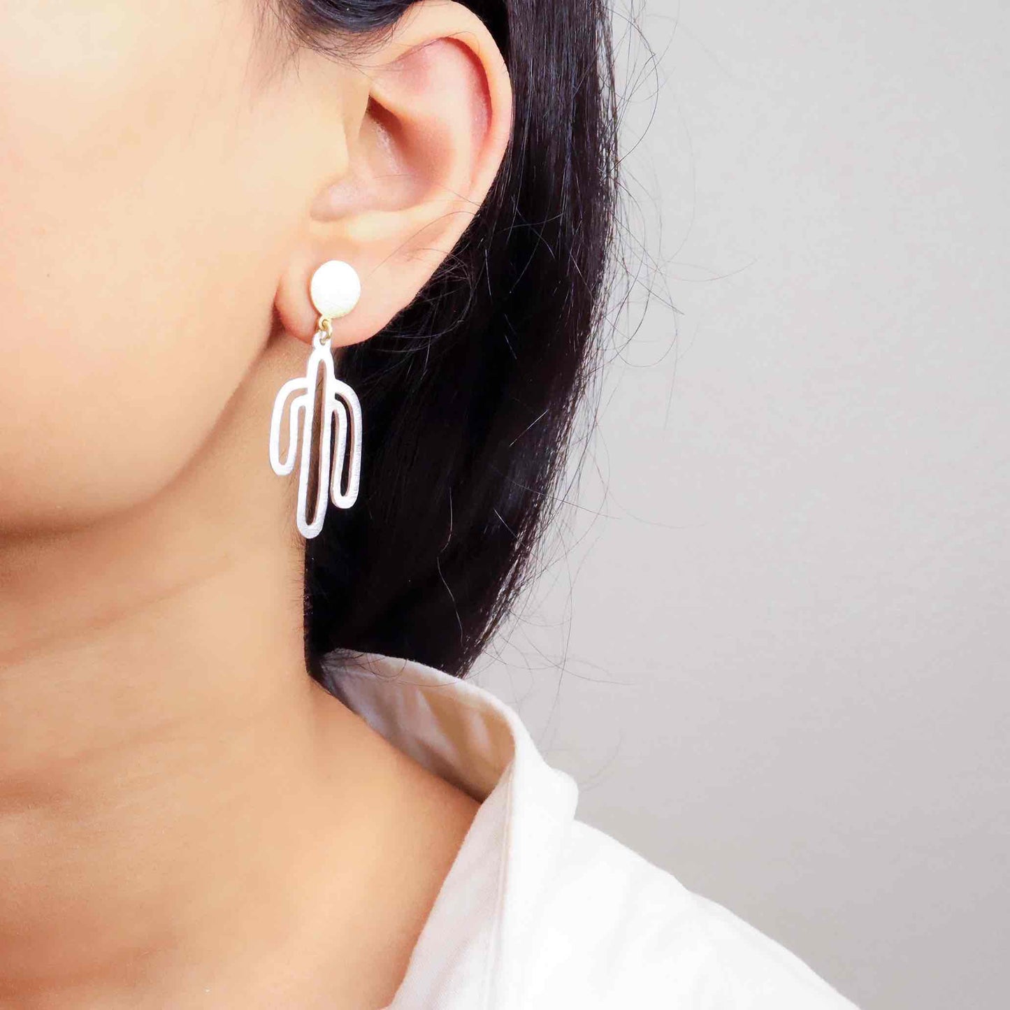 Lightweight silver earrings offering effortless elegance and comfort for daily wear.