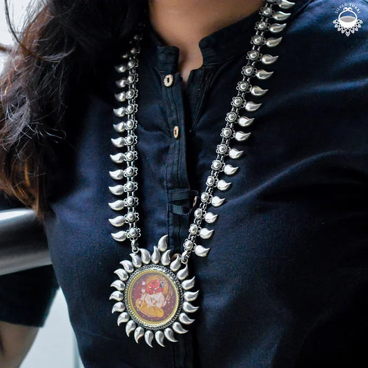 necklace on saree     